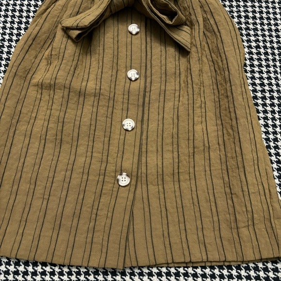 4/$15 | H&M | High Waisted Pinstripe Paperbag Skirt - Picture 6 of 12